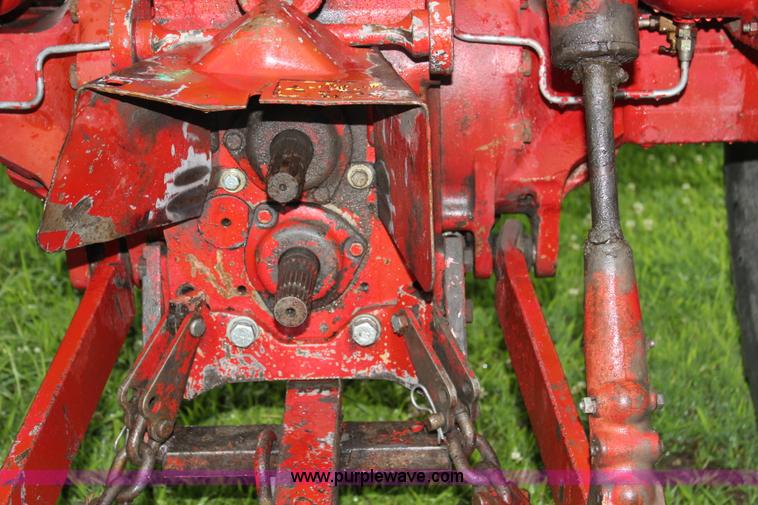 image for item J5882 1983 International 884 tractor