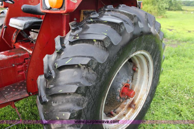 image for item J5882 1983 International 884 tractor