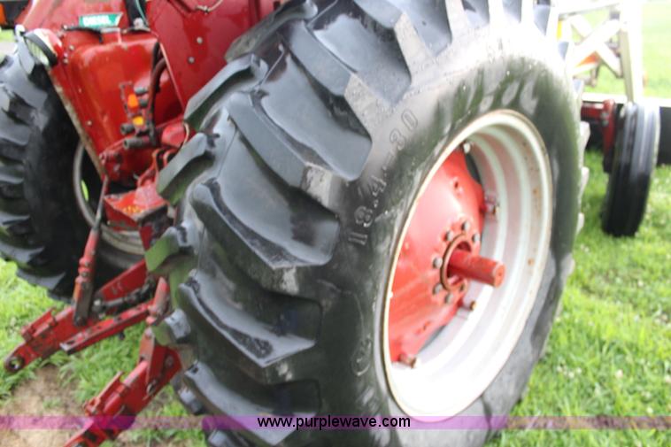 image for item J5882 1983 International 884 tractor