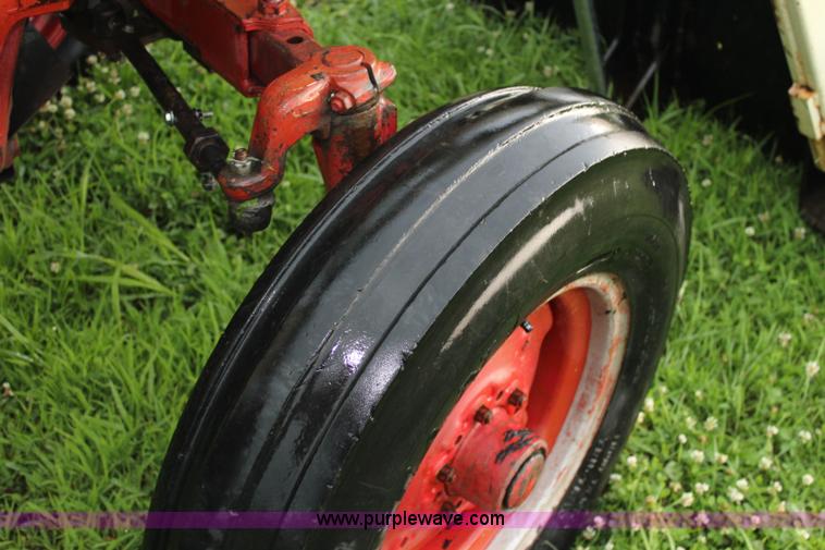 image for item J5882 1983 International 884 tractor