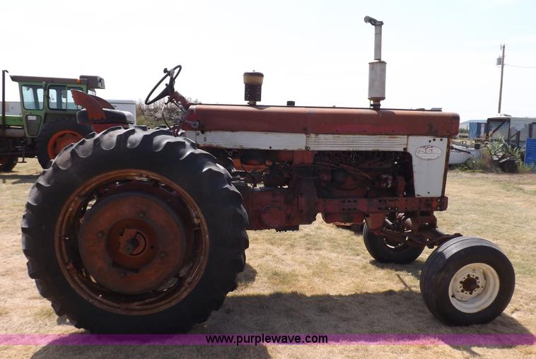image for item J6948 1961 Farmall 560 tractor