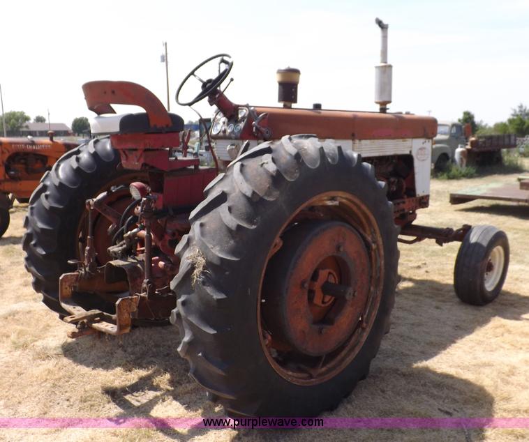 image for item J6948 1961 Farmall 560 tractor