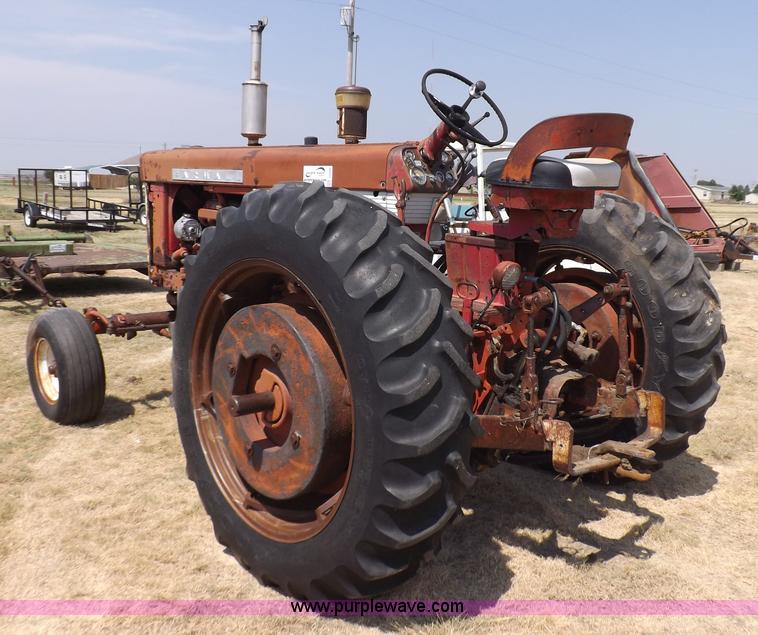 image for item J6948 1961 Farmall 560 tractor