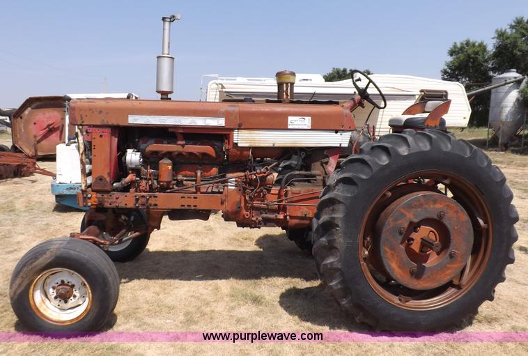 image for item J6948 1961 Farmall 560 tractor
