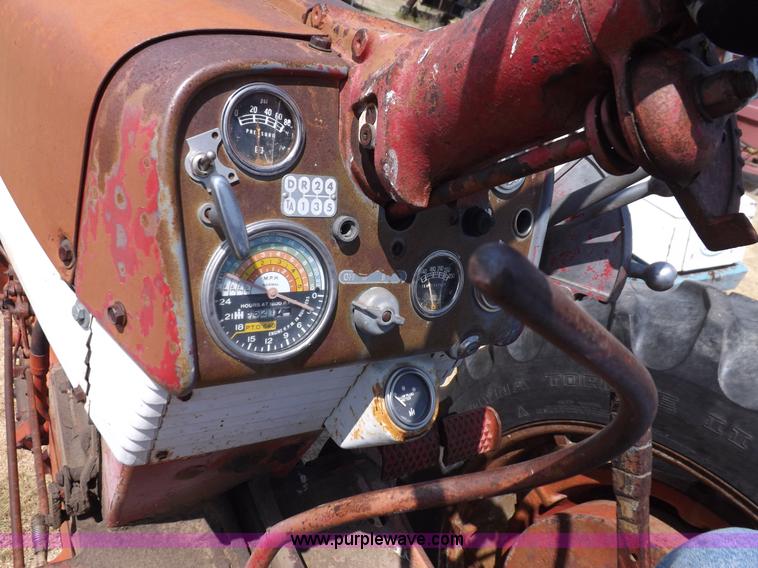 image for item J6948 1961 Farmall 560 tractor