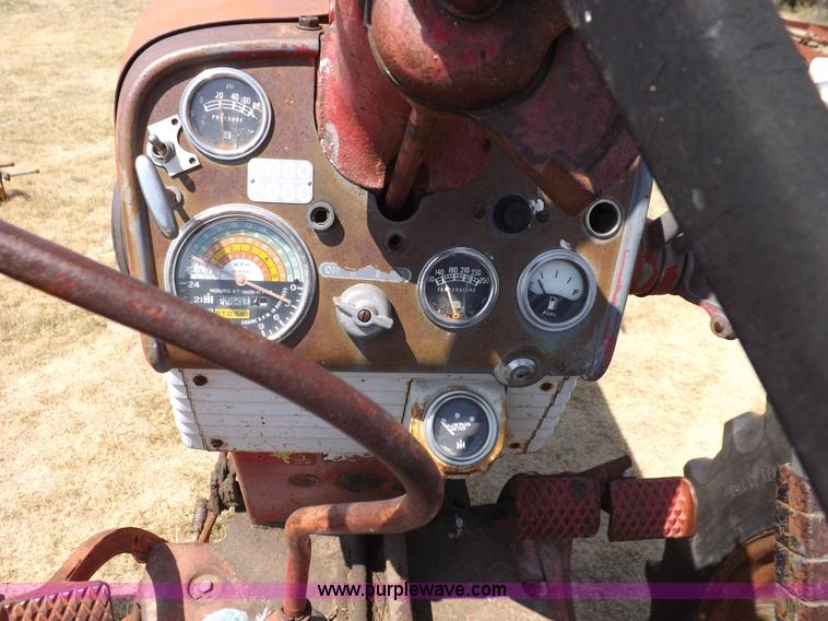 image for item J6948 1961 Farmall 560 tractor