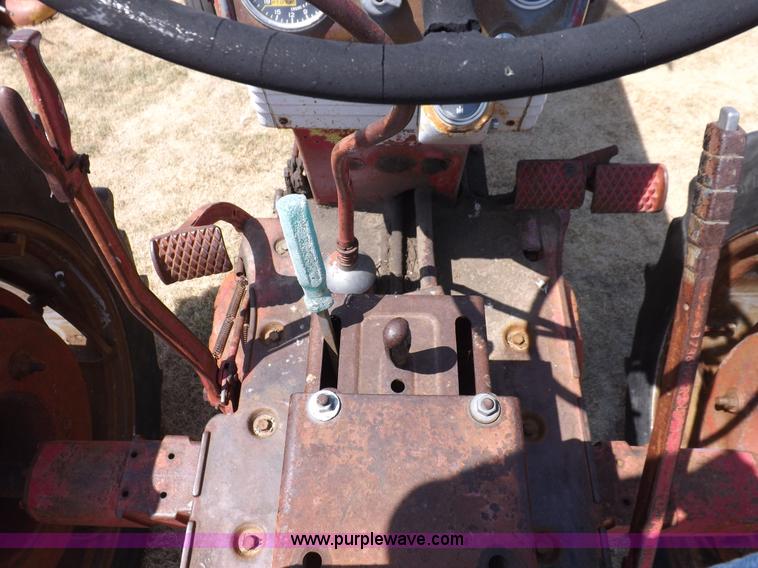 image for item J6948 1961 Farmall 560 tractor