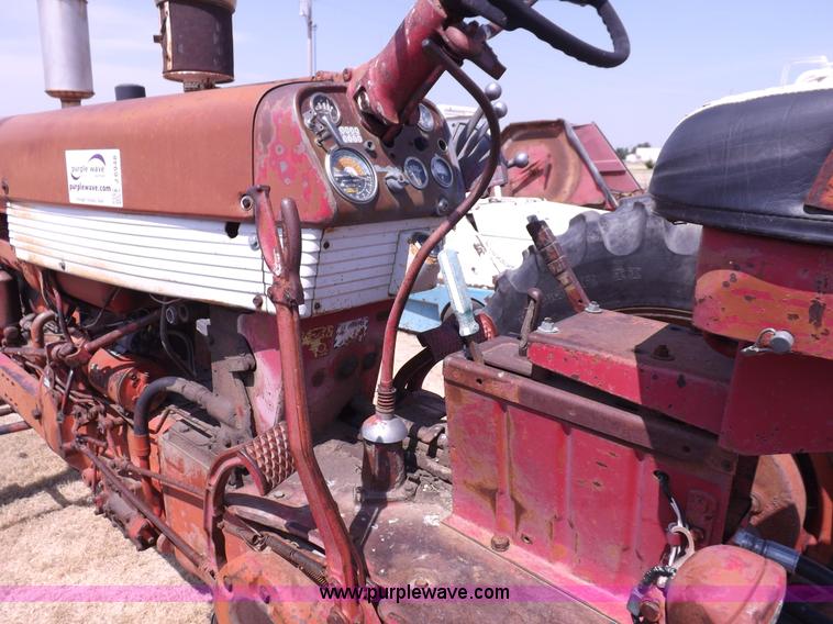 image for item J6948 1961 Farmall 560 tractor