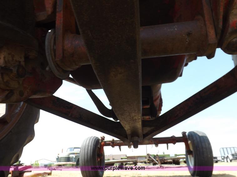 image for item J6948 1961 Farmall 560 tractor