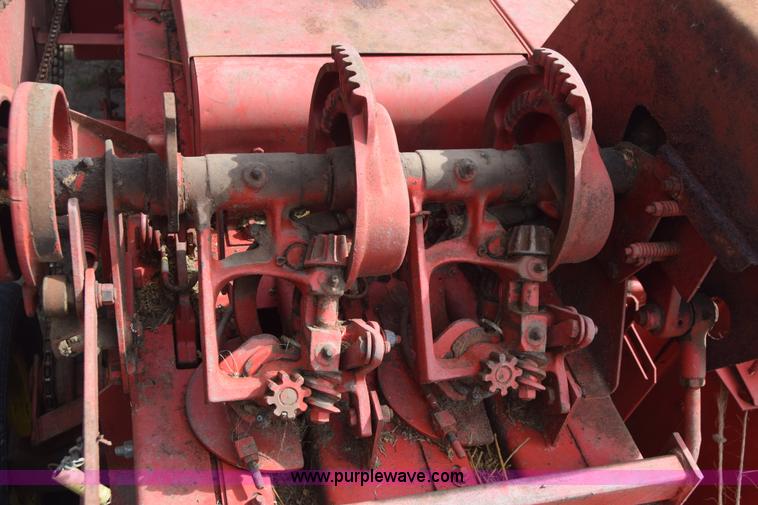 image for item J7875 New Holland 273 small square baler