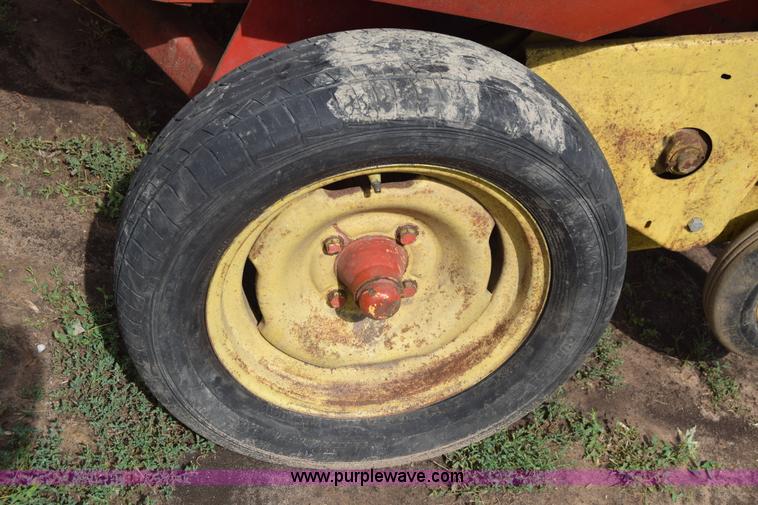 image for item J7875 New Holland 273 small square baler