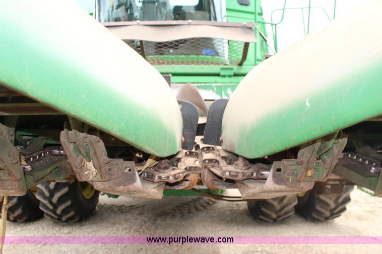 image for item K1004 John Deere 893 corn head