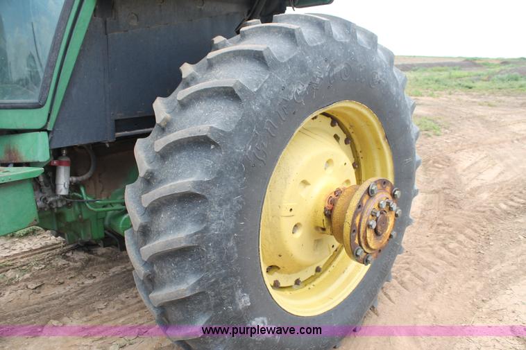 image for item L4353 1981 John Deere 4640 tractor