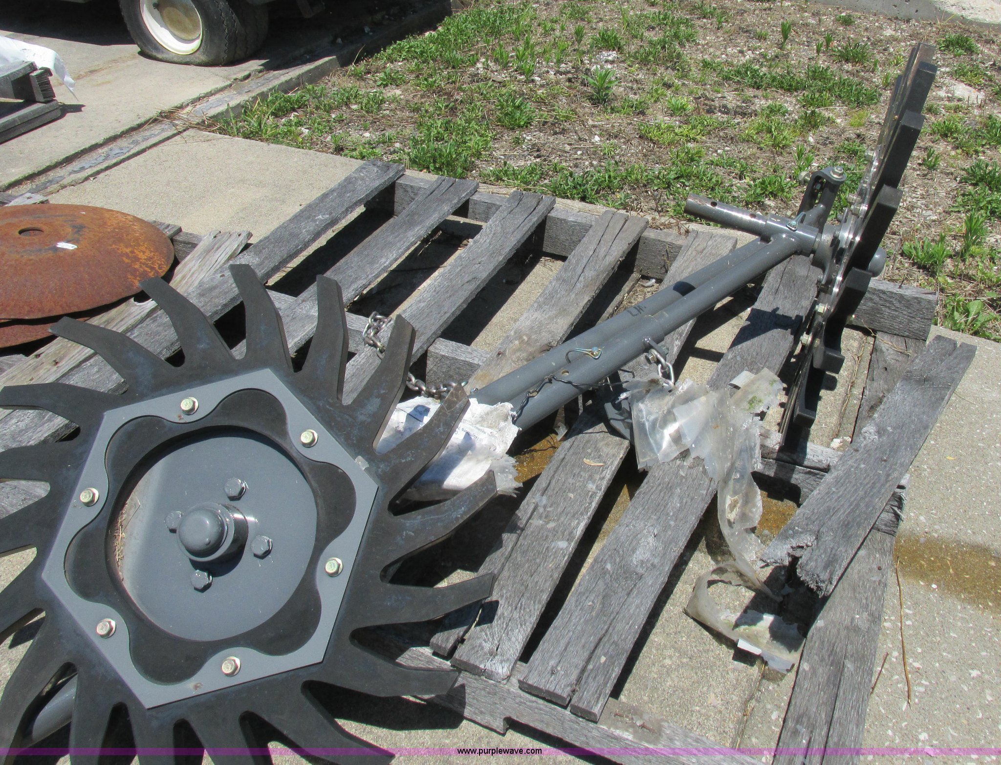 Hesston gathering wheels kit in Moberly, MO Item AW9665 sold Purple Wave