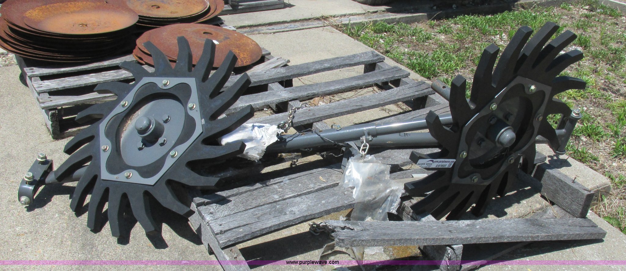 Hesston gathering wheels kit in Moberly, MO Item AW9665 sold Purple Wave