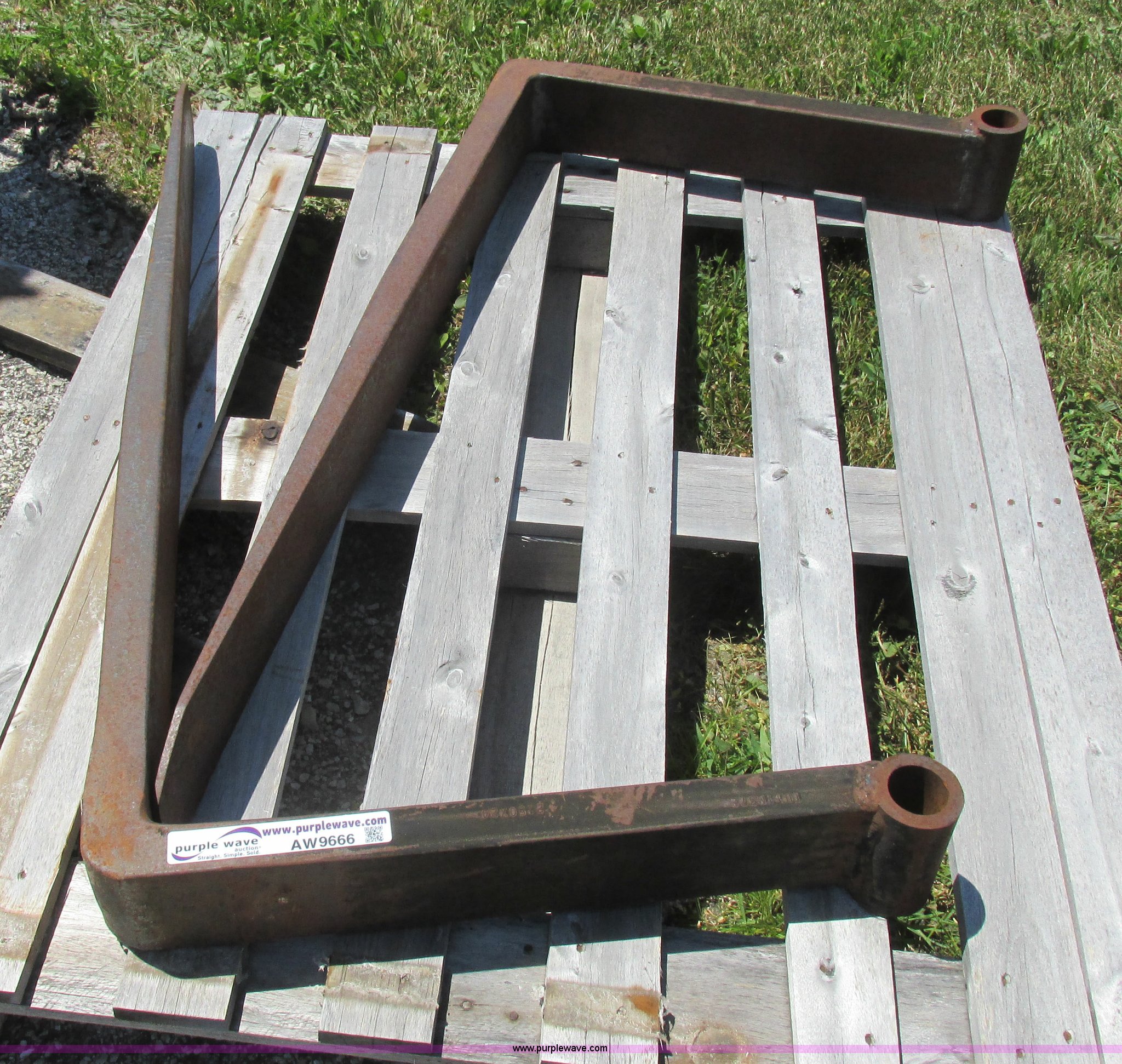 Pallet forks in Moberly, MO Item AW9666 sold Purple Wave