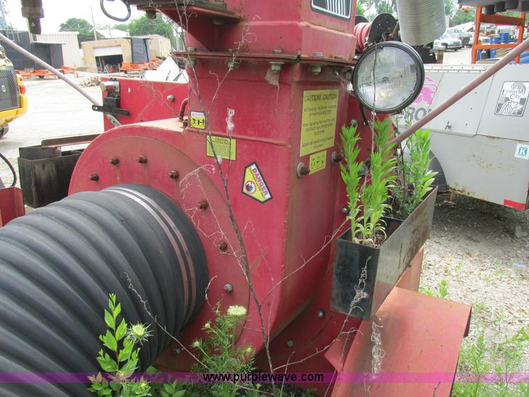 image for item BS9173 2006 Giant-vac 112 leaf vacuum