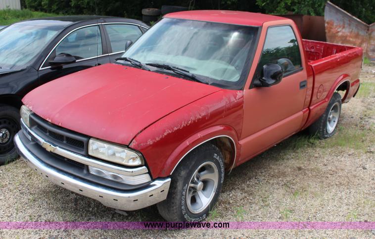 image for item F7966 1998 Chevrolet S10 pickup truck