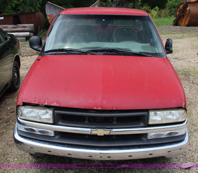image for item F7966 1998 Chevrolet S10 pickup truck