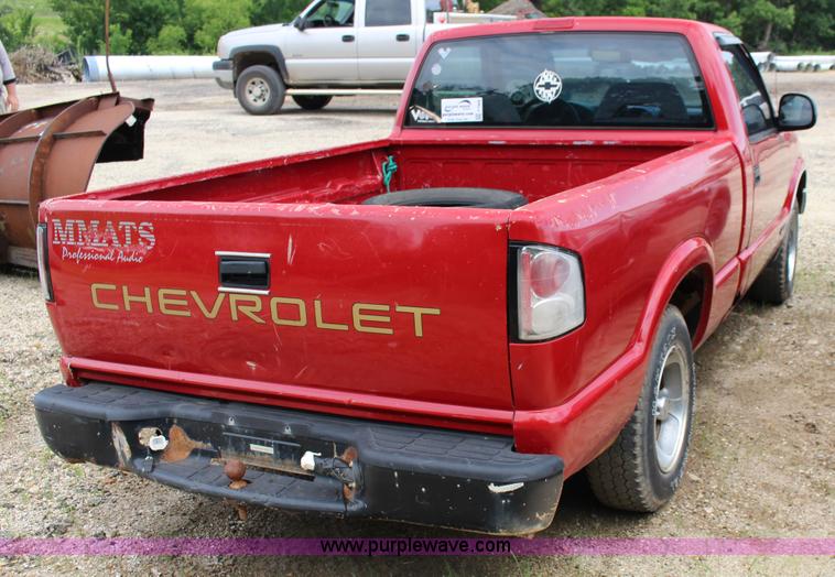 image for item F7966 1998 Chevrolet S10 pickup truck