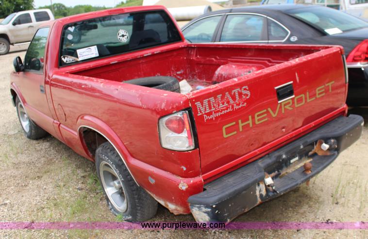 image for item F7966 1998 Chevrolet S10 pickup truck