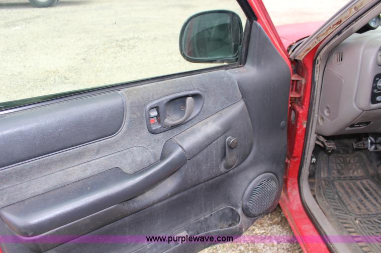 image for item F7966 1998 Chevrolet S10 pickup truck