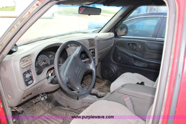 image for item F7966 1998 Chevrolet S10 pickup truck