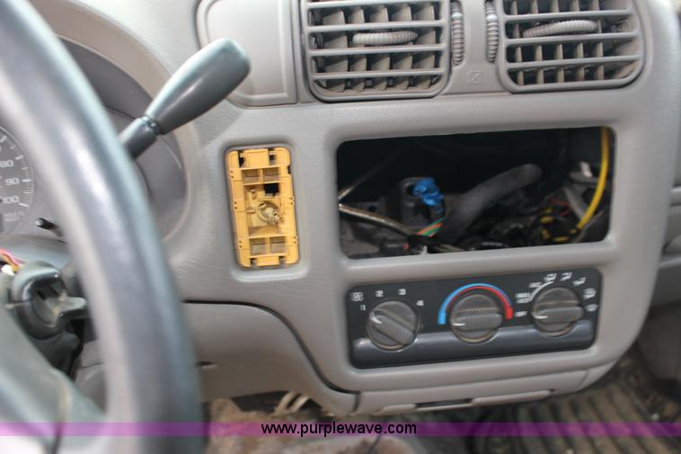 image for item F7966 1998 Chevrolet S10 pickup truck