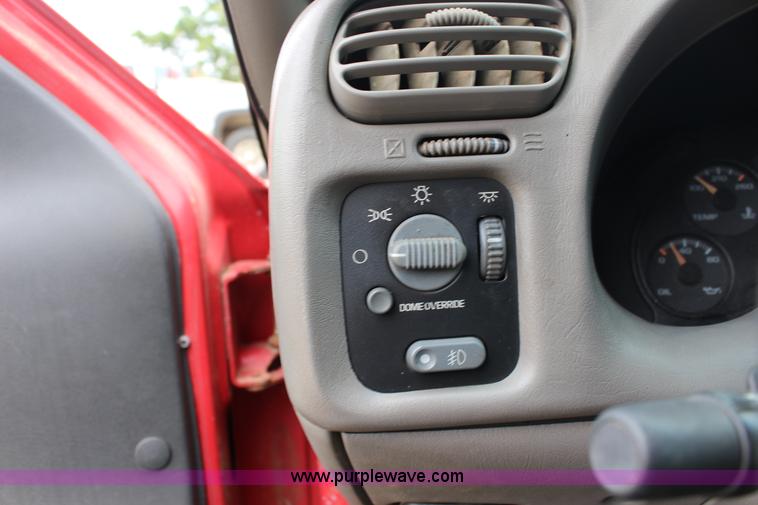 image for item F7966 1998 Chevrolet S10 pickup truck