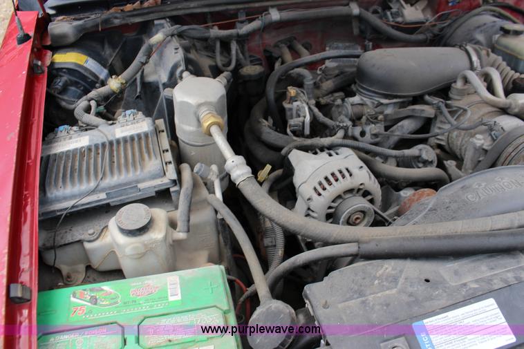 image for item F7966 1998 Chevrolet S10 pickup truck