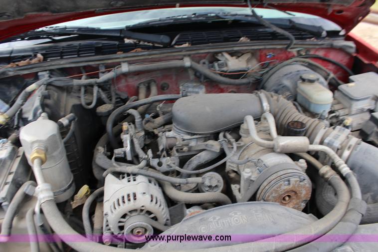 image for item F7966 1998 Chevrolet S10 pickup truck