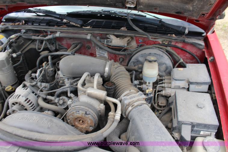 image for item F7966 1998 Chevrolet S10 pickup truck