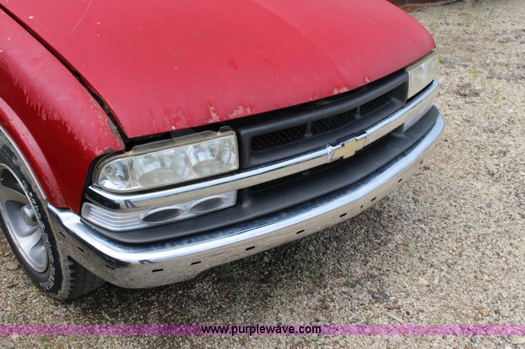 image for item F7966 1998 Chevrolet S10 pickup truck