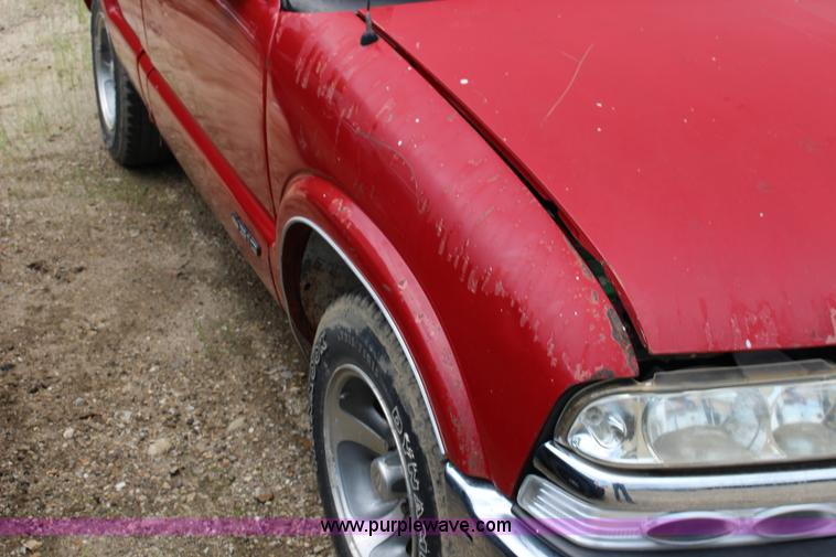 image for item F7966 1998 Chevrolet S10 pickup truck