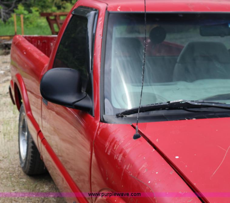 image for item F7966 1998 Chevrolet S10 pickup truck