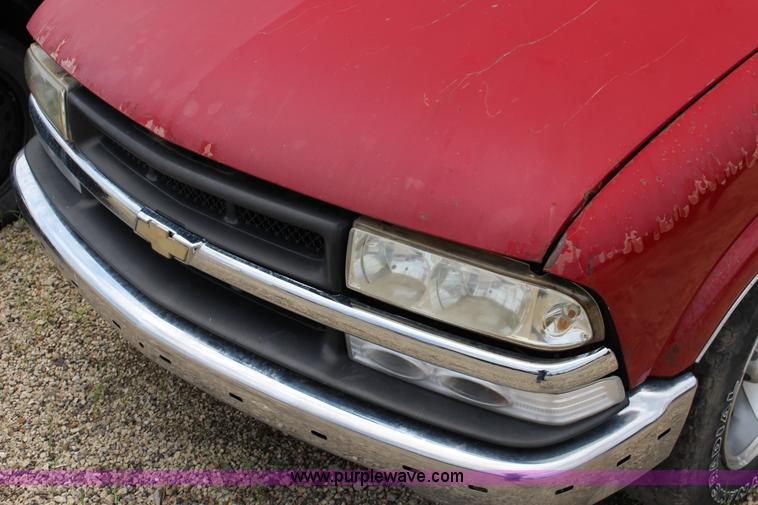 image for item F7966 1998 Chevrolet S10 pickup truck