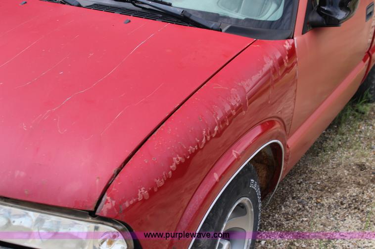 image for item F7966 1998 Chevrolet S10 pickup truck