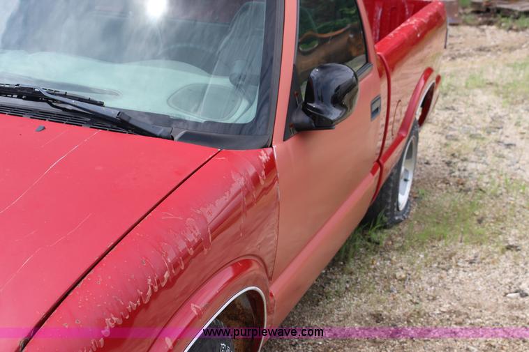 image for item F7966 1998 Chevrolet S10 pickup truck
