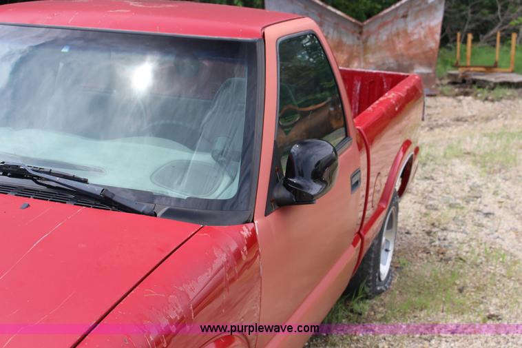 image for item F7966 1998 Chevrolet S10 pickup truck