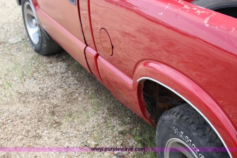 image for item F7966 1998 Chevrolet S10 pickup truck