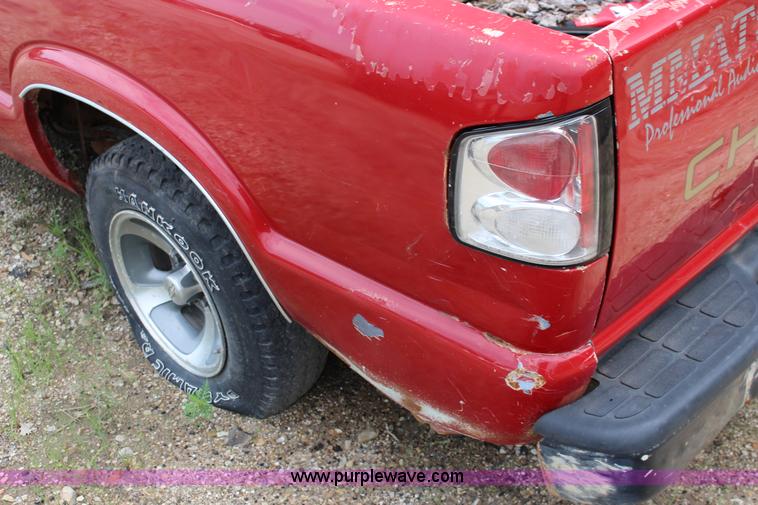 image for item F7966 1998 Chevrolet S10 pickup truck
