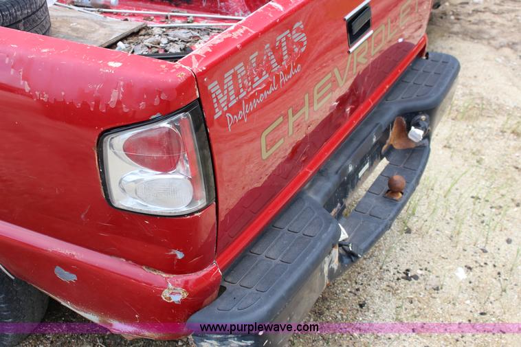 image for item F7966 1998 Chevrolet S10 pickup truck