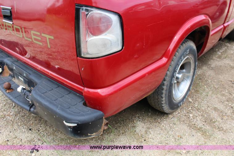 image for item F7966 1998 Chevrolet S10 pickup truck
