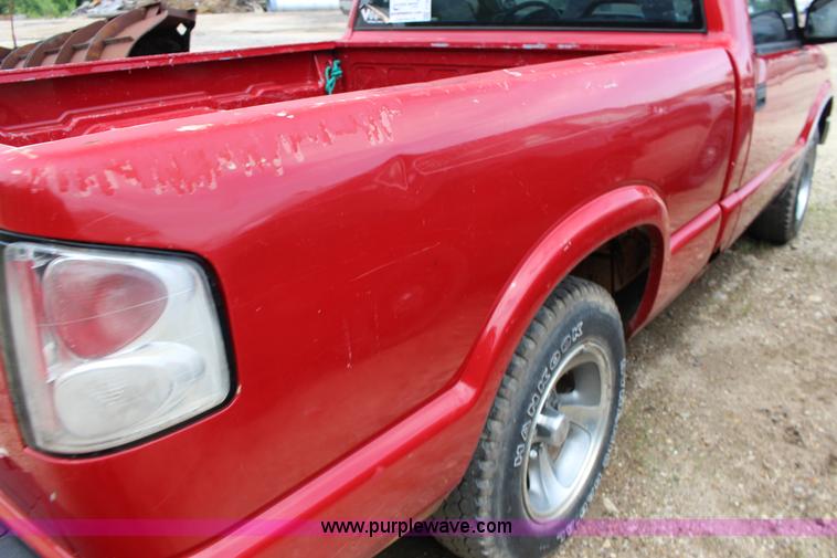 image for item F7966 1998 Chevrolet S10 pickup truck