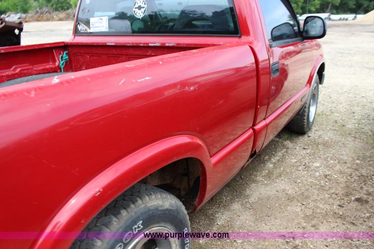 image for item F7966 1998 Chevrolet S10 pickup truck