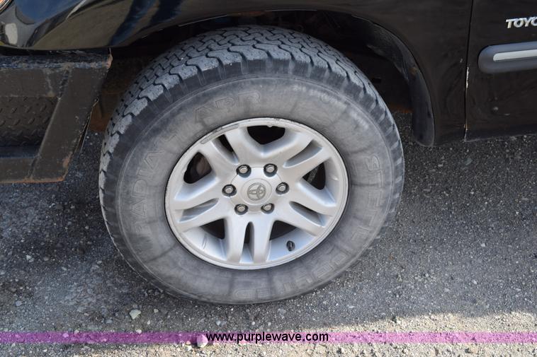 image for item H5119 2003 Toyota Tundra SR5 Access Cab flatbed pickup truck