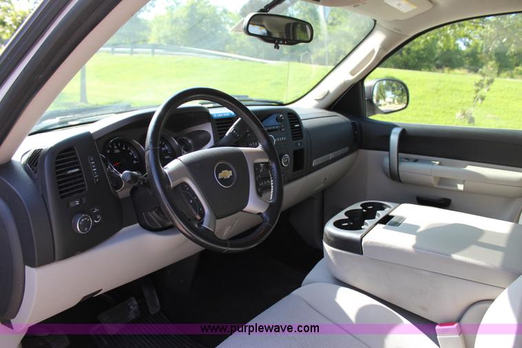 image for item I1547 2009 Chevrolet Silverado 1500 Crew Cab pickup truck