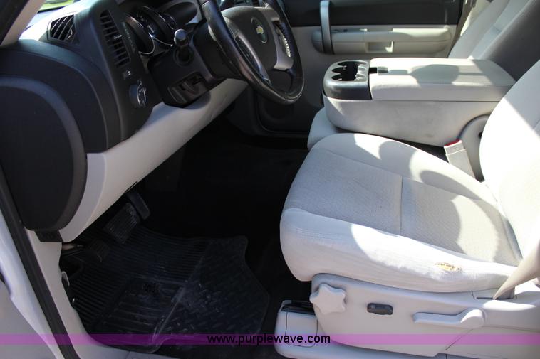 image for item I1547 2009 Chevrolet Silverado 1500 Crew Cab pickup truck