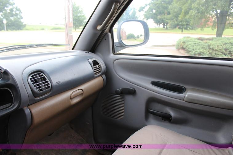 image for item I1609 1999 Dodge Ram 2500 pickup truck