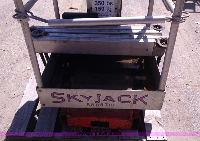 image for item I2807 Sky Jack SJP25 vertical lift